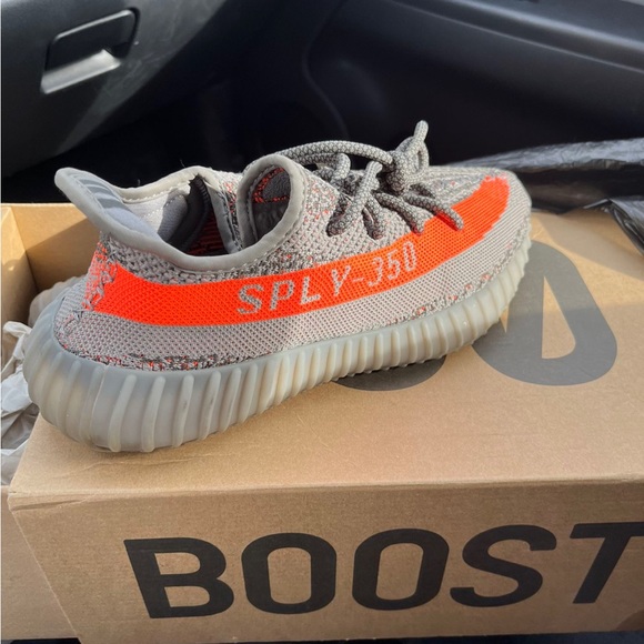 Size 7 Yeezy Boost 350 v2 belugas Fairly worn